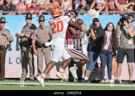 Tampa FL, USA; Mississippi State Bulldogs Wide Receiver Lideatrick Griffin (5) läuft nach unten, um einen Empfang zu machen, während Illinois Fighting I mitspielt Stockfoto