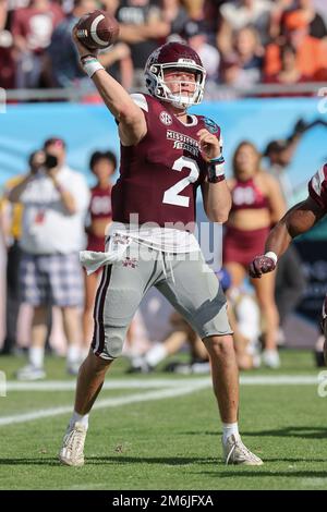 Tampa FL USA; Mississippi State Bulldogs Quarterback will Rogers (2) spielt den Ball beim ReliaQuest Bowl-Spiel gegen die Illinois Fighting Il Stockfoto