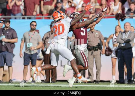 Tampa FL, USA; Mississippi State Bulldogs Wide Receiver Lideatrick Griffin (5) läuft nach unten, um einen Empfang zu machen, während Illinois Fighting I mitspielt Stockfoto