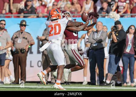 Tampa FL, USA; Mississippi State Bulldogs Wide Receiver Lideatrick Griffin (5) läuft nach unten, um einen Empfang zu machen, während Illinois Fighting I mitspielt Stockfoto