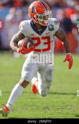 Tampa FL, USA; Illinois Fighting Illini Running Back Reggie Love III (23) läuft beim ReliaQuest Bowl-Spiel gegen den Mississippi S mit dem Ball Stockfoto