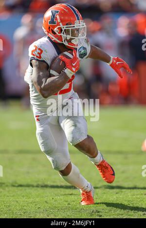 Tampa FL, USA; Illinois Fighting Illini Running Back Reggie Love III (23) läuft beim ReliaQuest Bowl-Spiel gegen den Mississippi S mit dem Ball Stockfoto