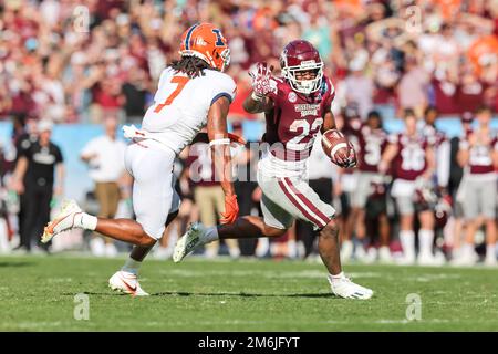 Tampa FL, USA; Mississippi State Bulldogs Running Back Simeon Price (22) spielt mit Illinois gegen Illini Defensive Back Kendall Smith Stockfoto