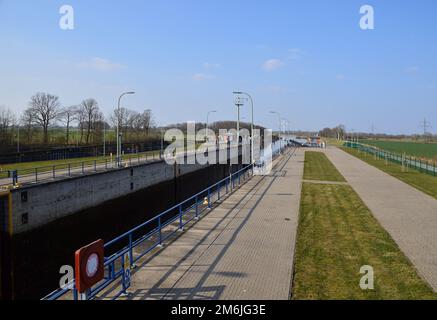 Schleusen an der Weser im Frühling in Doerverden, Niedersachsen Stockfoto