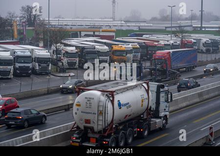 Starker Verkehr am A2 auf dem Bottrop-Süd-Servicegelände, überfüllter Parkplatz für LKW am Abend, Bottrop, NRW, Deutschland Stockfoto