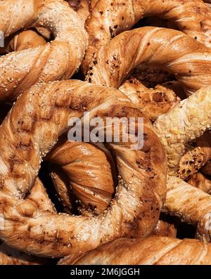 Frische Brotlaibe und Brötchen in rustikaler Bäckerei, Backwaren im rustikalen Hintergrund und Lebensmittelmarkt auf dem Land Stockfoto