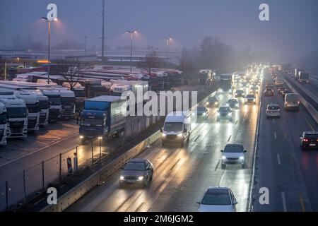 Starker Verkehr am A2 auf dem Bottrop-Süd-Servicegelände, überfüllter Parkplatz für LKW am Abend, Bottrop, NRW, Deutschland Stockfoto