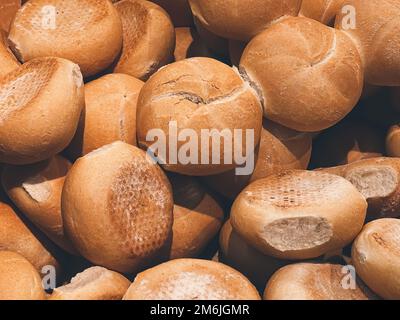 Frische Brotlaibe und Brötchen in rustikaler Bäckerei, Backwaren im rustikalen Hintergrund und Lebensmittelmarkt auf dem Land Stockfoto