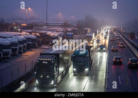 Starker Verkehr am A2 auf dem Bottrop-Süd-Servicegelände, überfüllter Parkplatz für LKW am Abend, Bottrop, NRW, Deutschland Stockfoto