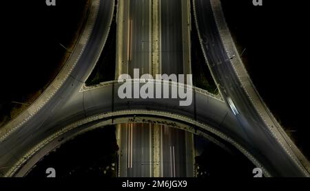 Luftdrohnenansicht der Autobahnkreuzung. Kreisverkehr Autos schnell bewegen. Verkehrsinfrastruktur Stockfoto