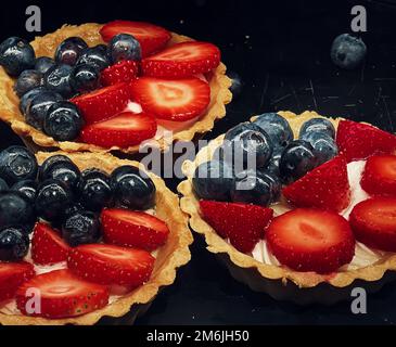 Obst und Beerentörtchen und Törtchen als Obstdessert, süßes Essen und köstliches Gebäck in der Bäckerei Stockfoto