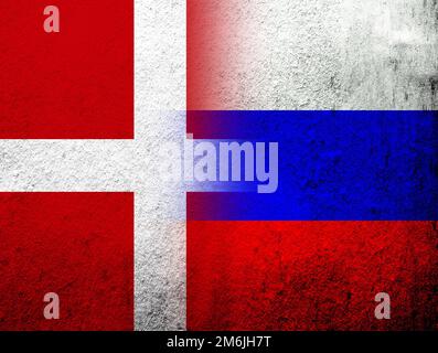 Das Königreich Dänemark Nationalflagge mit Nationalflagge der Russischen Föderation. Grunge Hintergrund Stockfoto