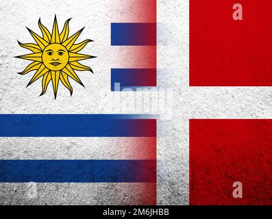 Die Flagge des Königreichs Dänemark mit der Flagge der Republik Uruguay. Grunge Hintergrund Stockfoto