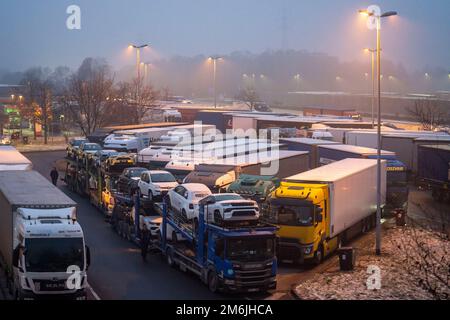 Starker Verkehr am A2 auf dem Bottrop-Süd-Servicegelände, überfüllter Parkplatz für LKW am Abend, Bottrop, NRW, Deutschland Stockfoto