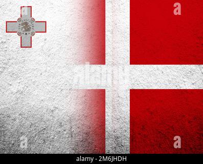 Die nationale Flagge des Königreichs Dänemark mit der nationalen Flagge der Republik Malta. Grunge Hintergrund Stockfoto