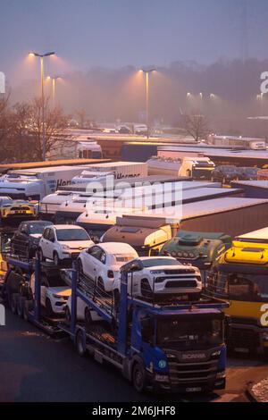 Starker Verkehr am A2 auf dem Bottrop-Süd-Servicegelände, überfüllter Parkplatz für LKW am Abend, Bottrop, NRW, Deutschland Stockfoto