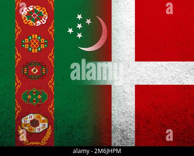 Die Nationalflagge des Königreichs Dänemark mit der Nationalflagge der Republik Turkmenistan. Grunge Hintergrund Stockfoto