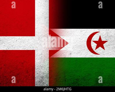 Die Nationalflagge des Königreichs Dänemark mit der Nationalflagge der Arabischen Demokratischen Republik Westsahara. Grunge Hintergrund Stockfoto