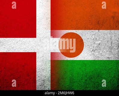 Die Nationalflagge des Königreichs Dänemark mit der Nationalflagge der Republik Niger. Grunge Hintergrund Stockfoto