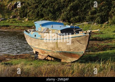 Altes Boot am Strand in Bunessan, Mull Stockfoto