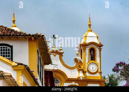 Fassade des historischen Hauses und der Kirche im Kolonialstil in Tiradentes Stockfoto
