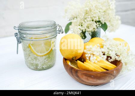 Dosengetränk mit Holunderbeere und Zitrone. Ein erfrischendes Sommergetränk mit frischen Holunderblumen. Stockfoto