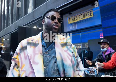 NEW YORK, NY - 04. JANUAR: Schauspieler Winston Duke wird am 4. Januar 2023 in New York City außerhalb von „Good Morning America“ gesehen. (Foto: Vanessa Carvalho) Kredit: Brazil Photo Press/Alamy Live News Stockfoto