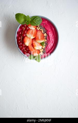 Sommerbeere Smoothie oder Joghurt Schüssel mit Erdbeeren, roten Korinten und chia Samen auf weiß Stockfoto