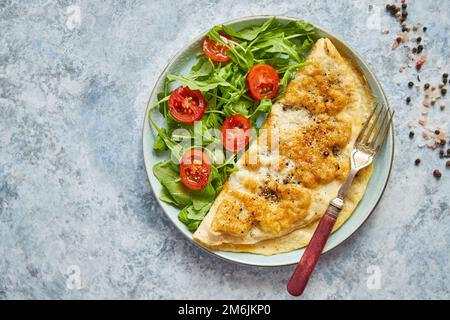 Klassische ei Omelette mit Cherry Tomaten und Rucola Salat auf Seite Stockfoto