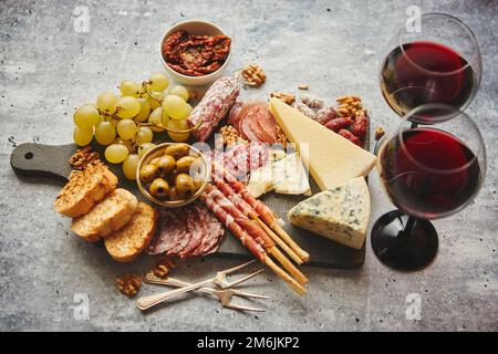 Kalte Snacks board mit Fleisch, Trauben, Wein, verschiedene Käsesorten Stockfoto