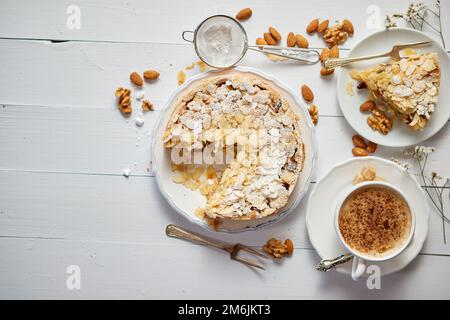 Ganze Apfel Kuchen mit Mandeln auf hölzernen Tisch serviert Stockfoto