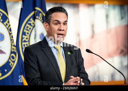 Washington, Usa. 04. Januar 2023. USA Repräsentant Pete Aguilar (D-CA) spricht mit Reportern auf einer Pressekonferenz in den USA Kapitol. (Foto: Michael Brochstein/Sipa USA) Guthaben: SIPA USA/Alamy Live News Stockfoto