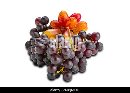 Bündel frisch geernteter reifer roter Trauben, violette Trauben, isoliert auf weißem Hintergrund. Stockfoto