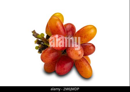 Ein Haufen frisch geernteter, reifer roter Trauben, Crimson Seedless, isoliert auf weißem Hintergrund. Stockfoto