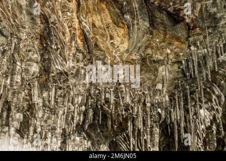 Eiszapfen in der Höhle am Baikalsee Stockfoto