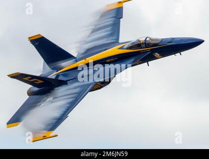 VERO BEACH, Florida (28. April 2022) LT. Cary Rickoff, der Navy Flight Demonstration Squadron, die Blue Angels, führt während der Vero Beach Air Show einen Wendekreis mit minimalem Radius durch. Die Blue Angels führen an 32 Standorten im ganzen Land Flugvorführungen durch, um den Stolz und die Professionalität der USA zu demonstrieren Navy und Marine Corps an die amerikanische Öffentlichkeit. Stockfoto