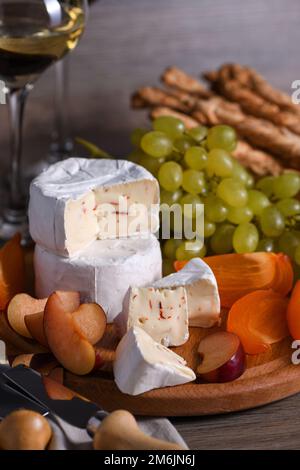 Käse-Camembert mit Obst und Wein Stockfoto