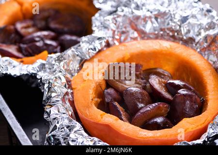 Gefüllter, gebackener Kürbis mit Pflaumen Stockfoto