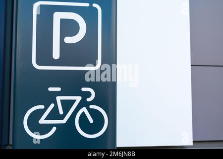 Symbol eines Fahrradparkplatzes an der Fassade eines modernen Gebäudes Stockfoto