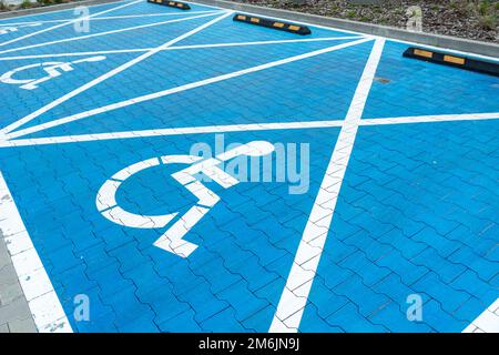 Blaue Parkplätze für Behinderte Stockfoto