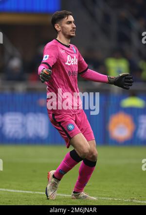 Mailand, Italien. 4. Januar 2023. Alex Meret von SSC Napoli reagiert während des Spiels der Serie A in Giuseppe Meazza, Mailand. Der Bildausdruck sollte lauten: Jonathan Moscrop/Sportimage Credit: Sportimage/Alamy Live News Stockfoto