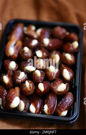 Dates mit Nüssen drin. Orientalische Süßigkeiten. Stockfoto