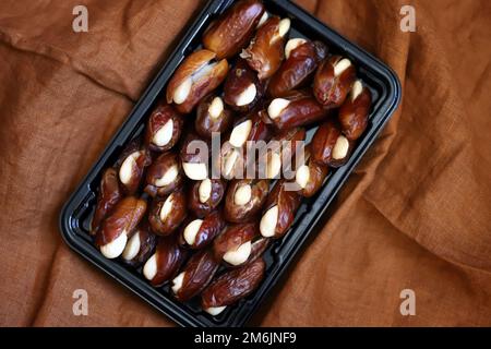 Dates mit Nüssen drin. Orientalische Süßigkeiten. Stockfoto