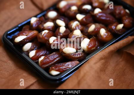 Dates mit Nüssen drin. Orientalische Süßigkeiten. Stockfoto