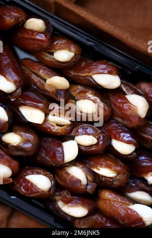 Dates mit Nüssen drin. Orientalische Süßigkeiten. Stockfoto