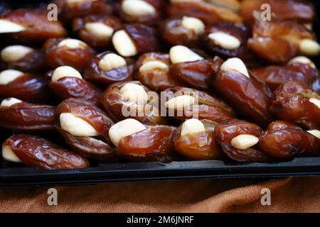 Dates mit Nüssen drin. Orientalische Süßigkeiten. Stockfoto