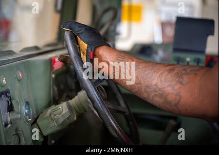 USA Army Specialist Darius Sims, 35. Air Defense Artillery Brigade All-Wheel Mechanic, dreht das Rad an einem HMMWV (High Mobility Multipurpose Wheels Vehicle) auf dem Luftwaffenstützpunkt Osan, Republik Korea, 29. April 2022. Der HMMWV wurde in erster Linie für den Transport von Personen und leichten Fracht hinter Frontlinien entwickelt. Stockfoto