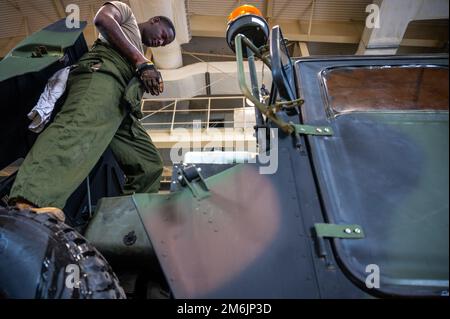 USA Army Specialist Darius Sims, 35. Air Defense Artillery Brigade All-Wheel Mechanic, inspiziert ein Mehrzweckfahrzeug mit hoher Mobilität (HMMWV) am Luftwaffenstützpunkt Osan, Republik Korea, 29. April 2022. Das HMMWV ist ein taktisches Fahrzeug, das für die USA hergestellt wird Armee 1989 und ist heute noch im Dienst. Stockfoto