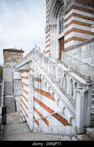 Vor der Kapuzinerkirche der Muttergottes von Lourdes in Rijeka Kroatien Stockfoto