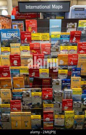 Barnes & Noble Booksellers am Union Square hat eine große Auswahl an Karten, New York City, USA 2023 Stockfoto